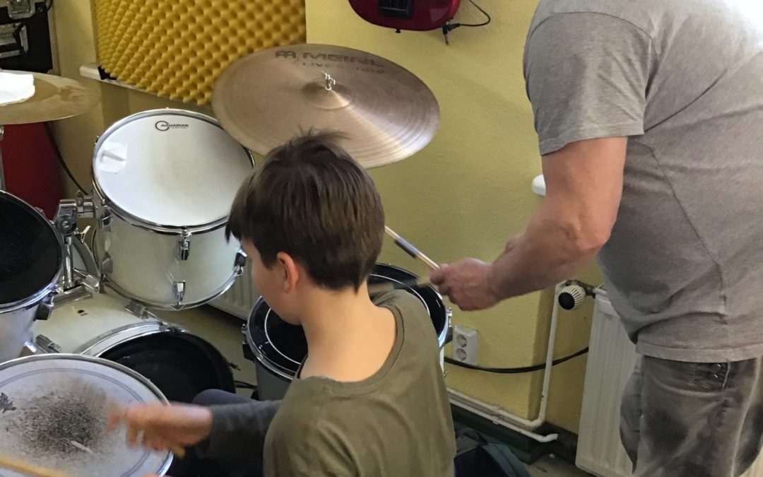 Schlagzeug auf dem Küchentisch