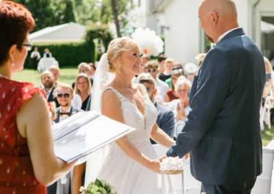 Ein Pärchen gibt sich das Eheversprechen bei einer Humanistischen Hochzeitsfeier