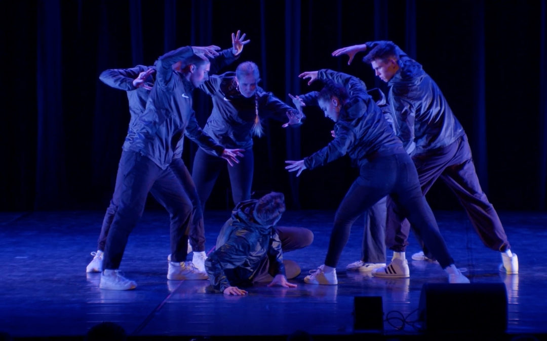 Tauche ein in die faszinierende Welt von “Dustbound” – Das Tanztheaterstück der Eastside Fun Crew
