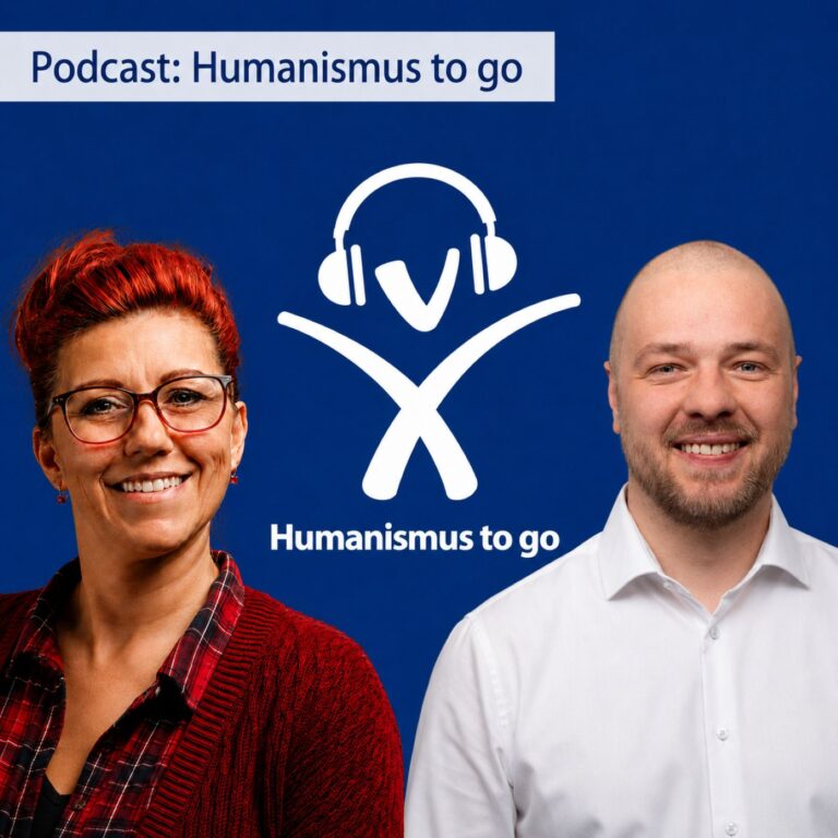 Titelgrafik des Podcasts Humanismus to go mit den beiden Moderierenden