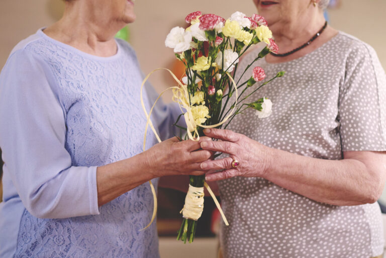 Überreichung eines Blumenstraußes als Dank und Anerkennung