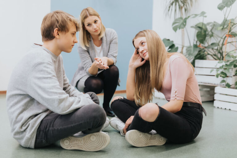Jugendliche im Gesprächskreis