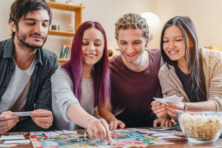 Jugendliche beim gemeinsamen Spieleabend
