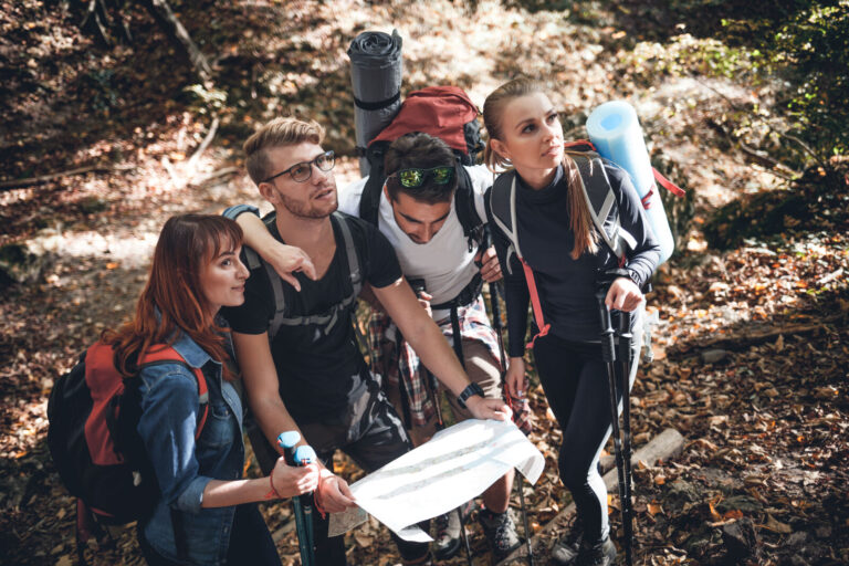 Jugendgruppe plant eine Wanderung mit Karte