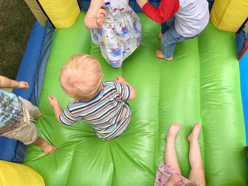 Kinder spielen auf einer bunten Hüpfburg