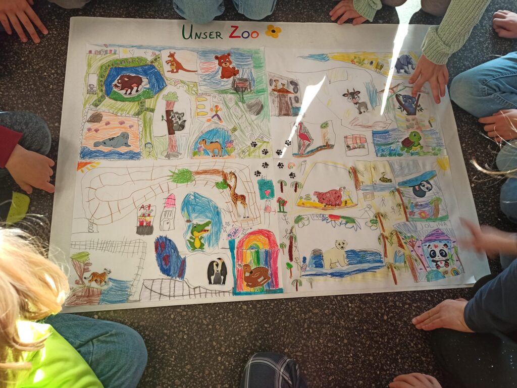 Gemeinsam gemaltes Plakat „Unser Zoo“ einer Schulklasse im Konfetti